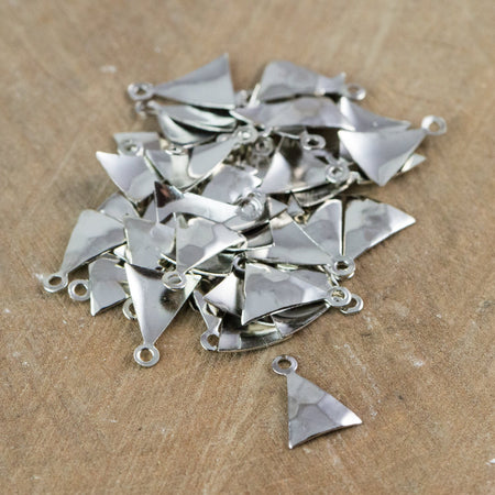 1 loop Hammered Small Silver Triangle 12mmx9mm (16) mtl461C