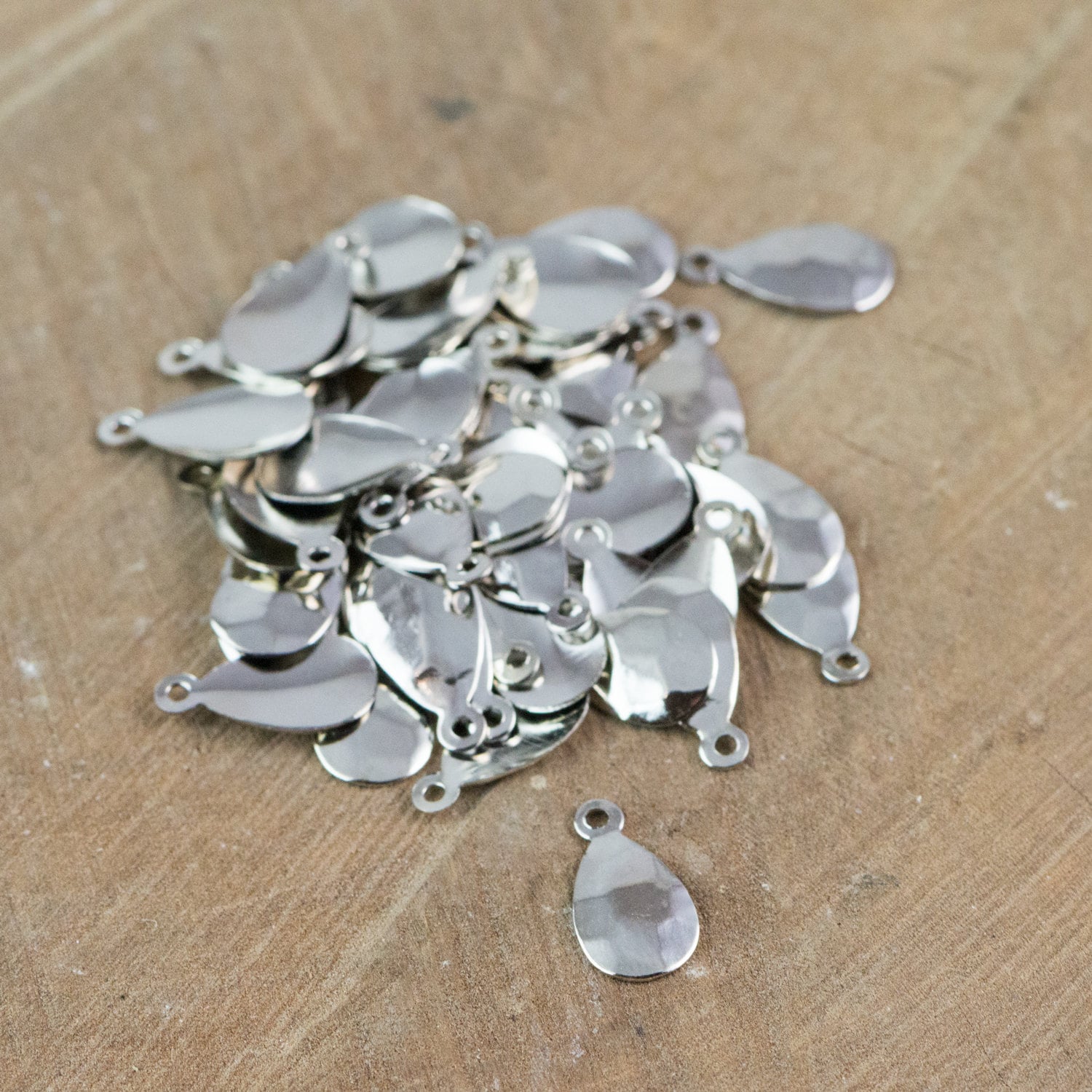 1 loop Hammered Small Silver Teardrop 13mmx7mm (16) mtl462C