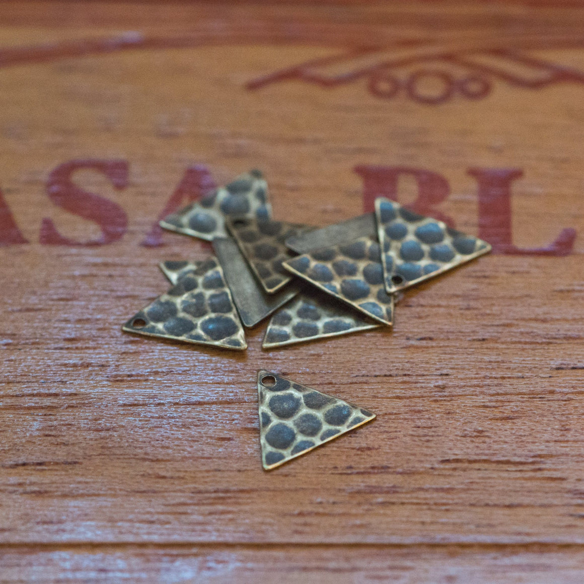 1 Hole Brass Ox Hammered Triangle Charms Drops 13mm (10) mtl147K