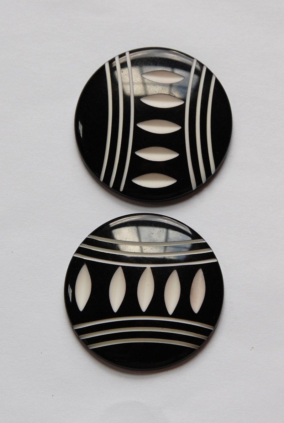 Black and White Etched Vintage Lucite cabochons 30mm cab513