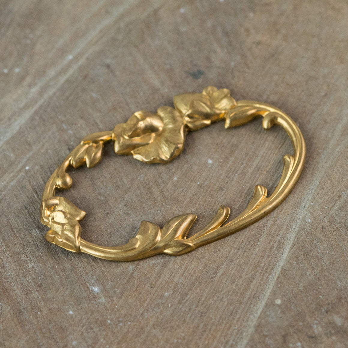 Pretty Brass Stamping Oval Floral Frame mtl157
