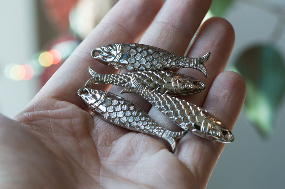 Vintage 1 Loop West German Silver Plated Fish Charm Pendants 11x48 (4) chr108J