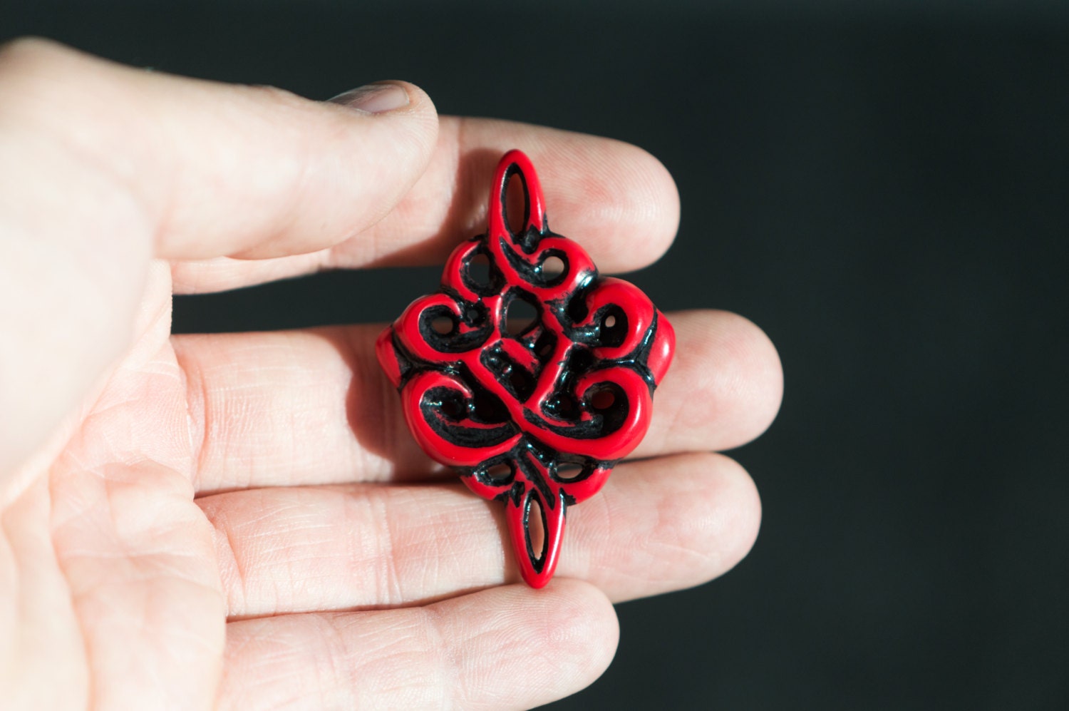 Vintage Style Red Black Carved Acrylic Pendant Connector pnd034J