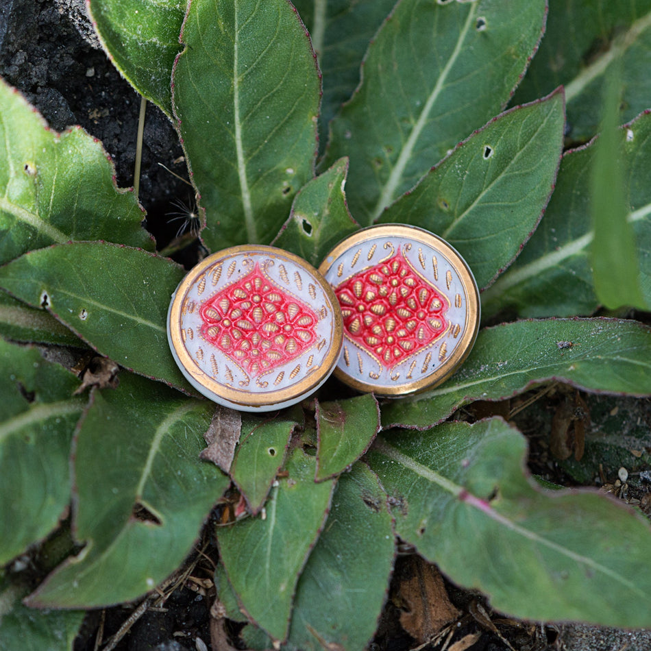 Vintage White Glass Pressed Flower Design Red and Gold 18mm cab361