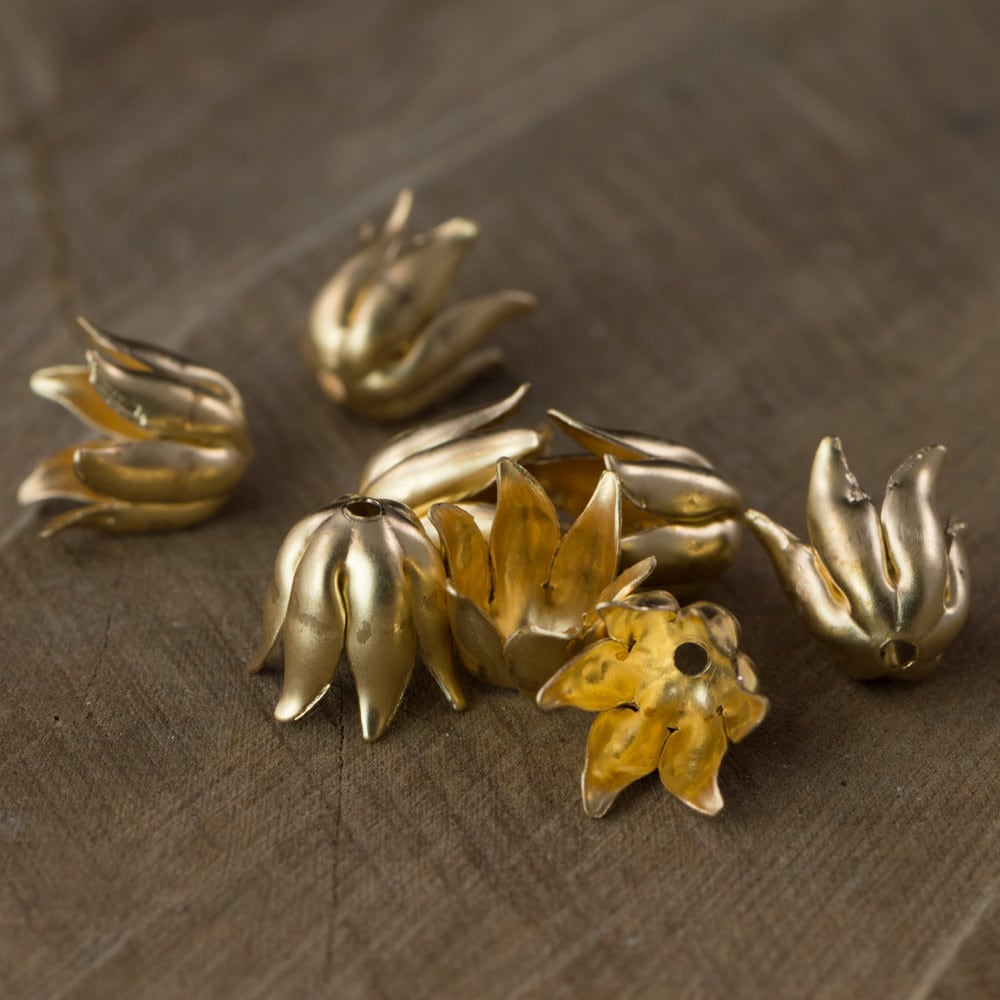 Raw Brass 6 Wavy Petal Flower Bead Cap (8) mtl073