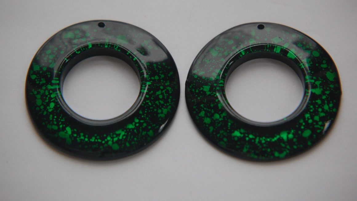 Vintage Retro Green and Black Acrylic Round Pendant Hoops (2) pnd108C