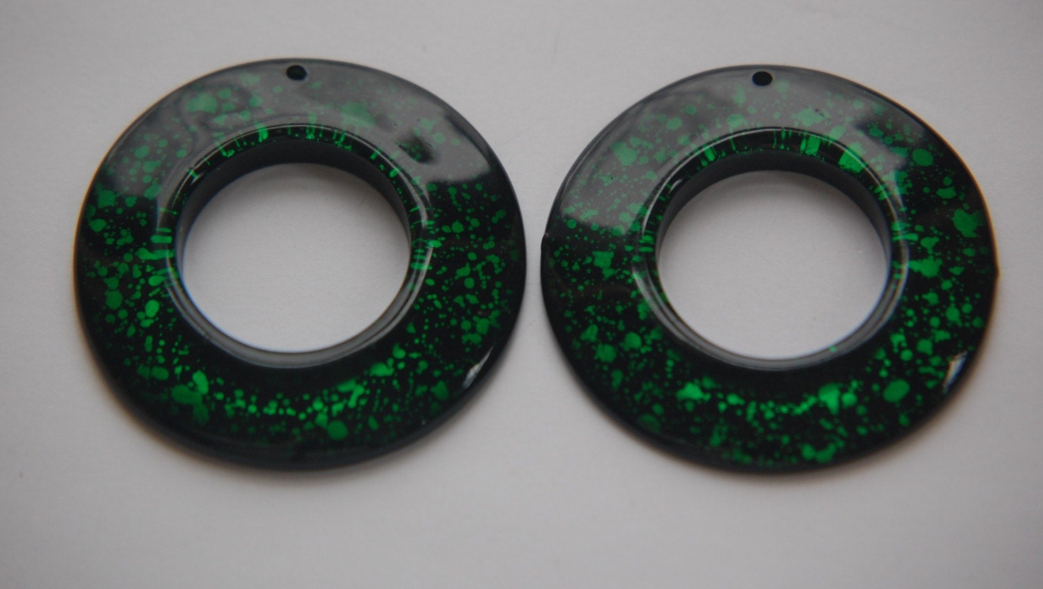 Vintage Retro Green and Black Acrylic Round Pendant Hoops (2) pnd108C