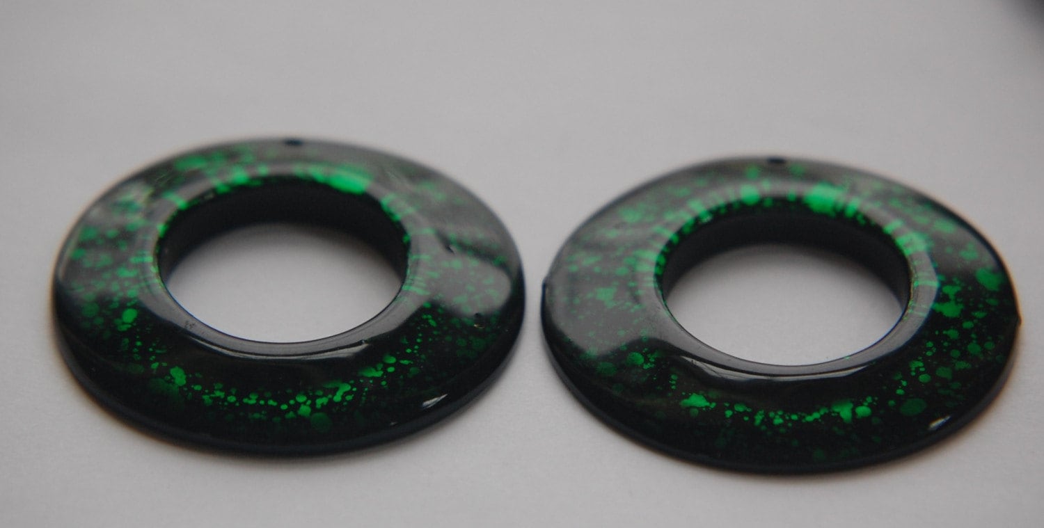 Vintage Retro Green and Black Acrylic Round Pendant Hoops (2) pnd108C