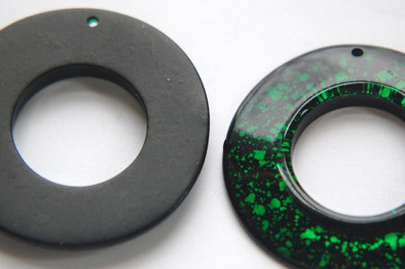 Vintage Retro Green and Black Acrylic Round Pendant Hoops (2) pnd108C
