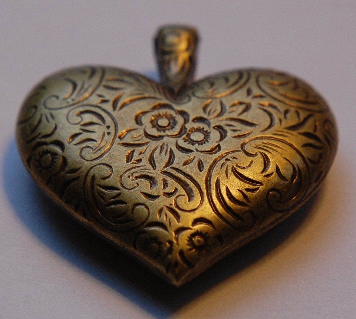 Vintage Etched Heart Pendant Brass Tone pnd060