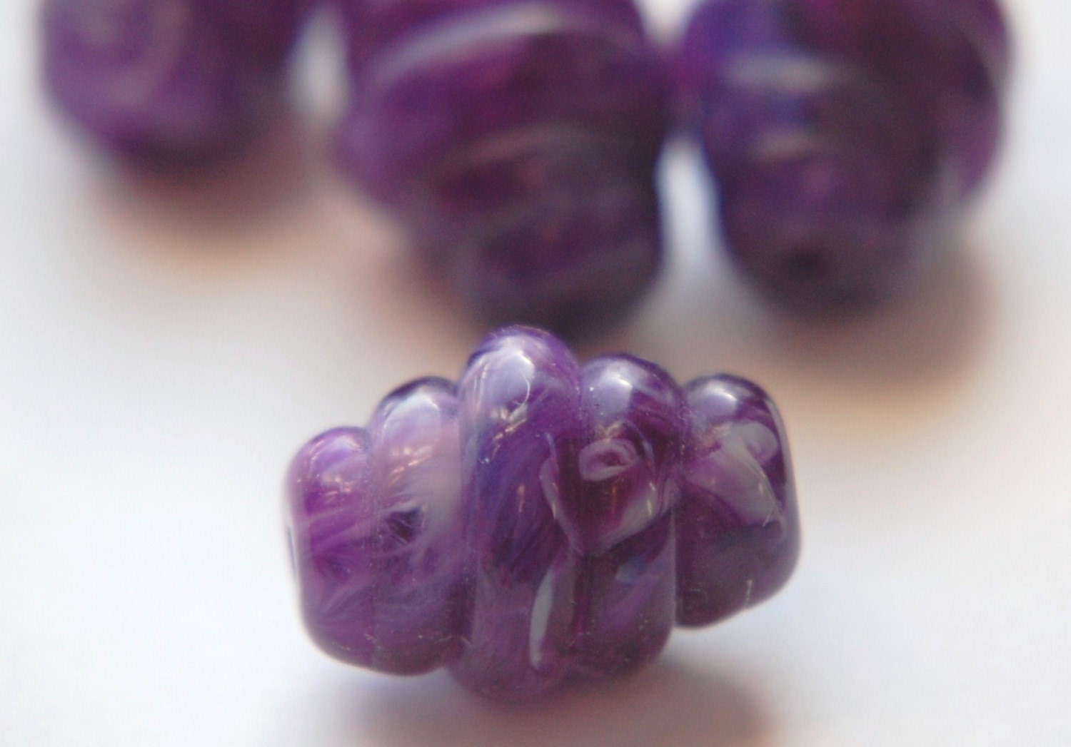 Vintage Purple White Swirled Ribbed Chunky Acrylic Beads bds926E