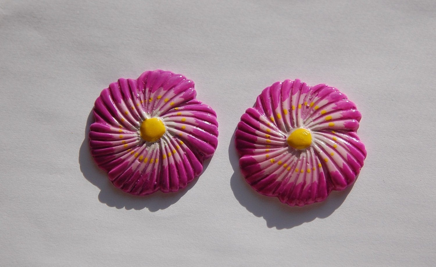 Vintage Purple Pink Plastic Flower Cabochons cab125E