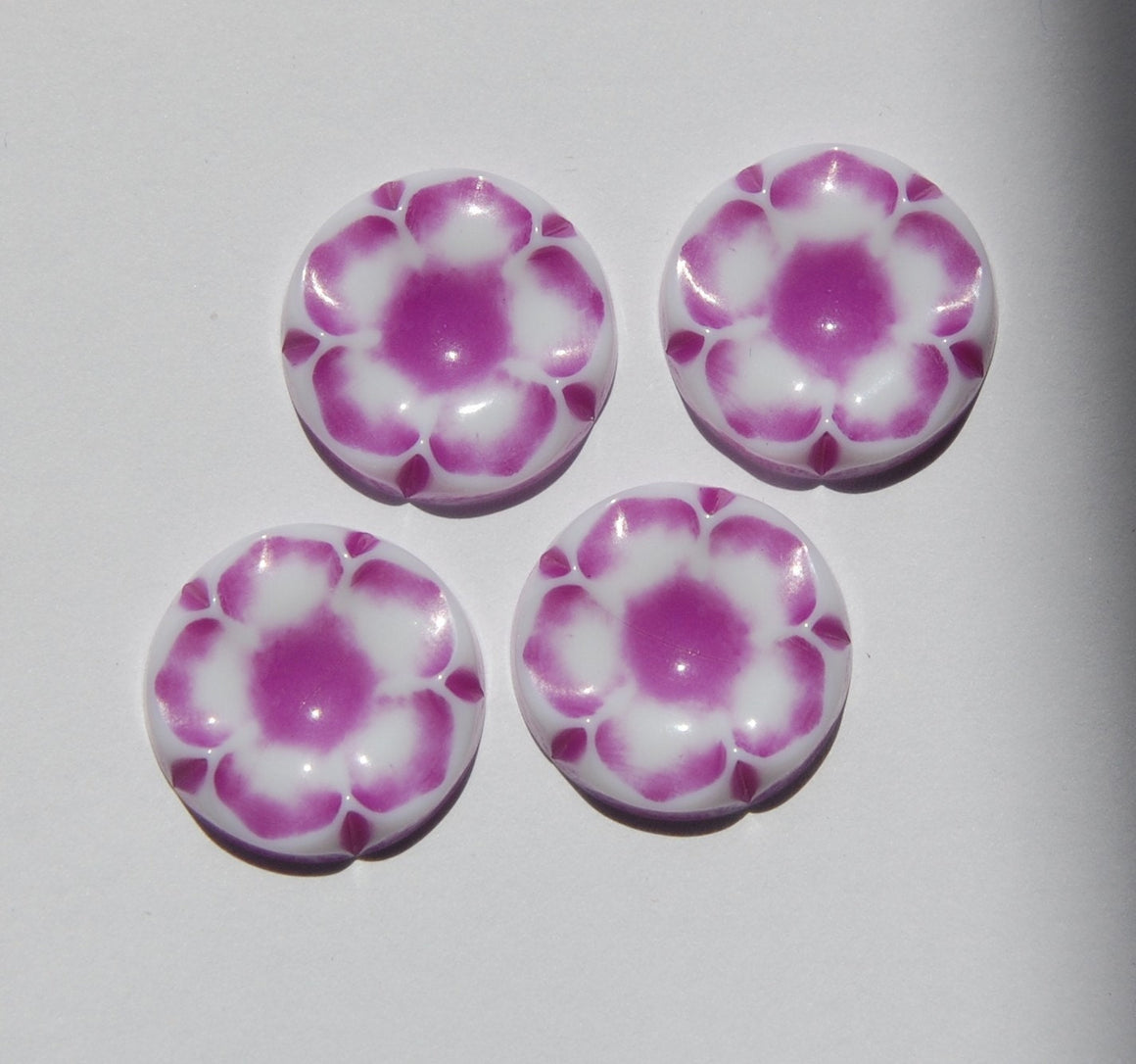 Vintage Plastic Purple and White Flower Cabochon 18mm cab647