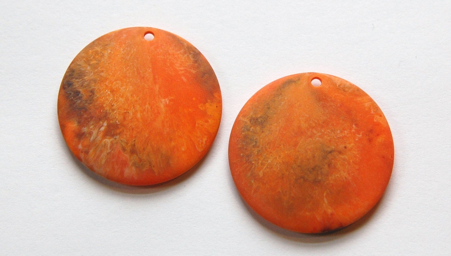 Vintage Matte Orange Marbled Plastic Pendants 30mm pnd116D