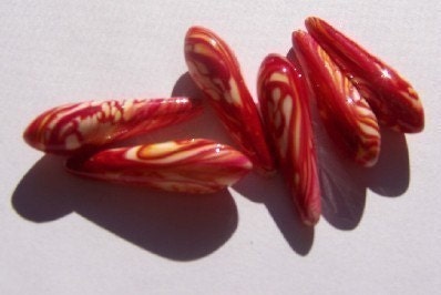 Vintage Bold Red and Cream Swirled Tear Drop Beads (6) bds272