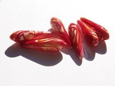 Vintage Bold Red and Cream Swirled Tear Drop Beads (6) bds272