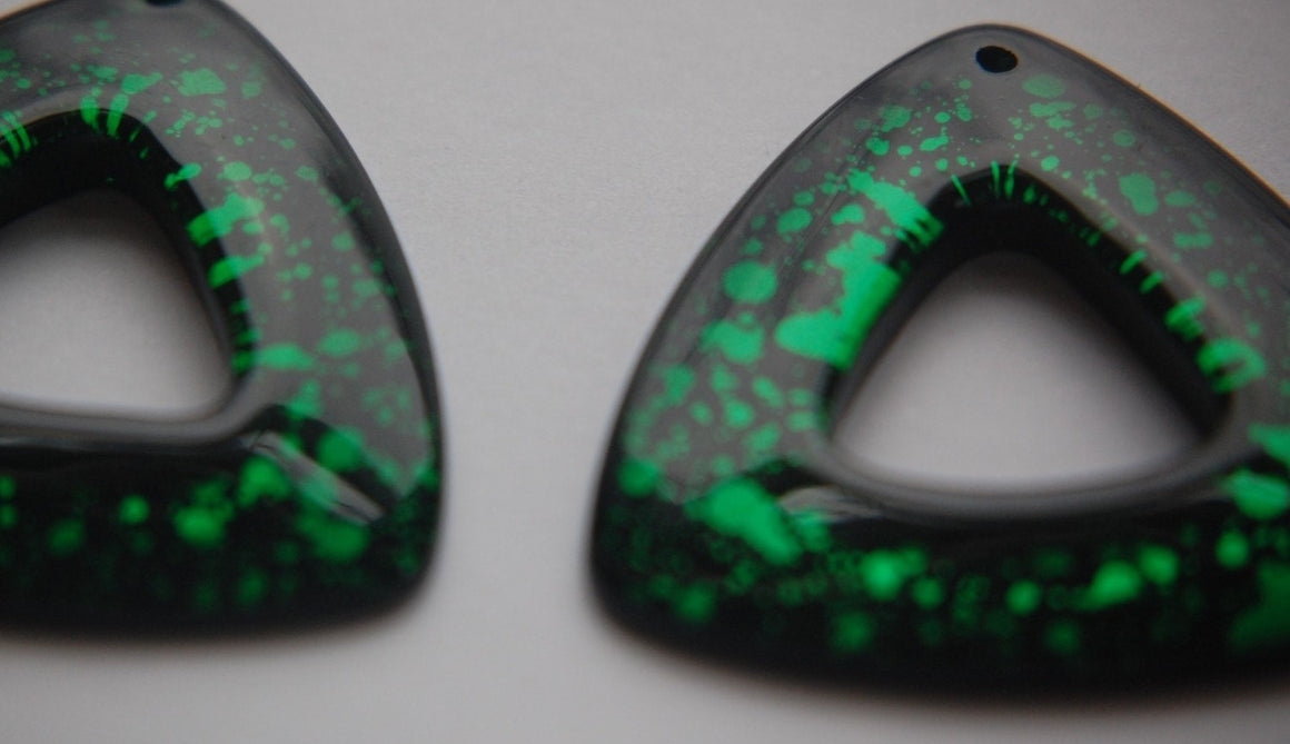Vintage Retro Green and Black Acrylic Triangle Pendant Hoops (2) pnd108D