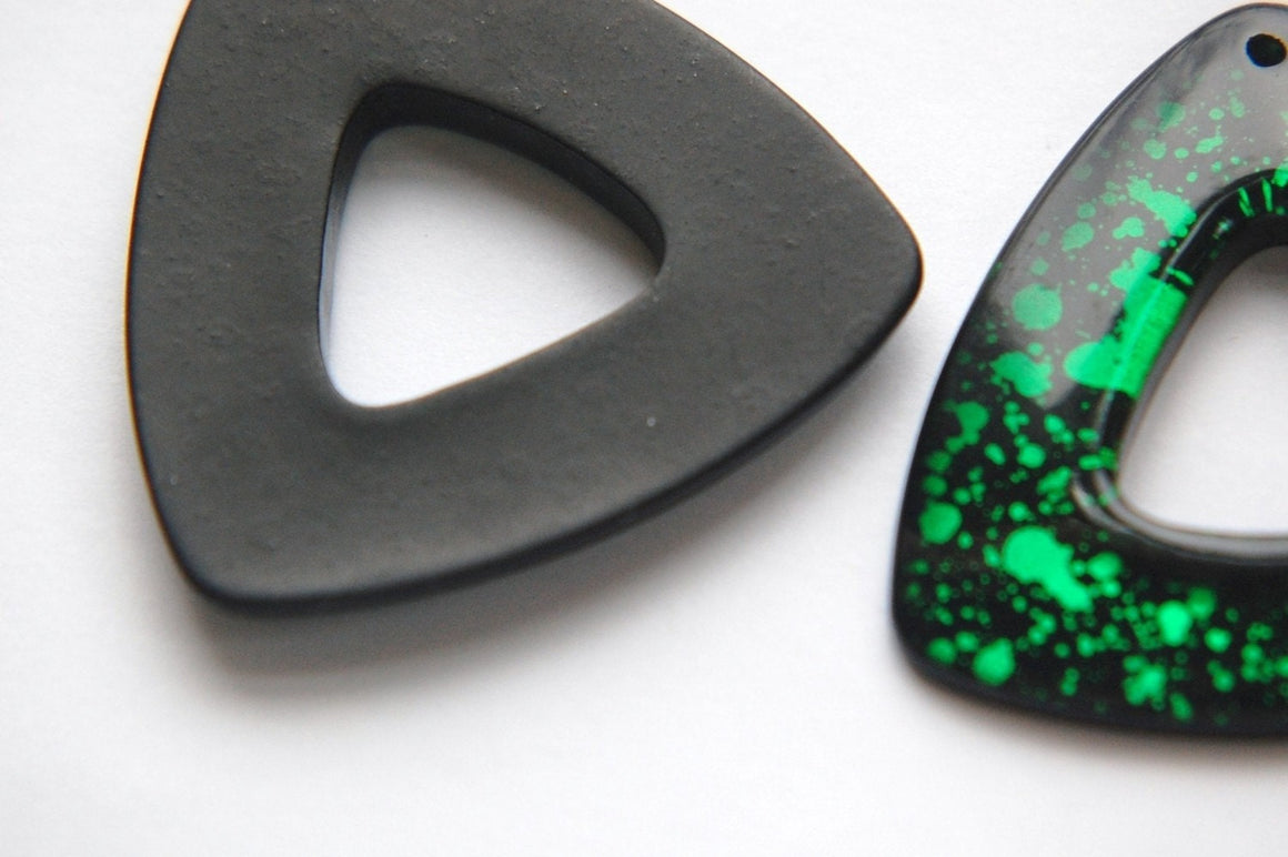 Vintage Retro Green and Black Acrylic Triangle Pendant Hoops (2) pnd108D