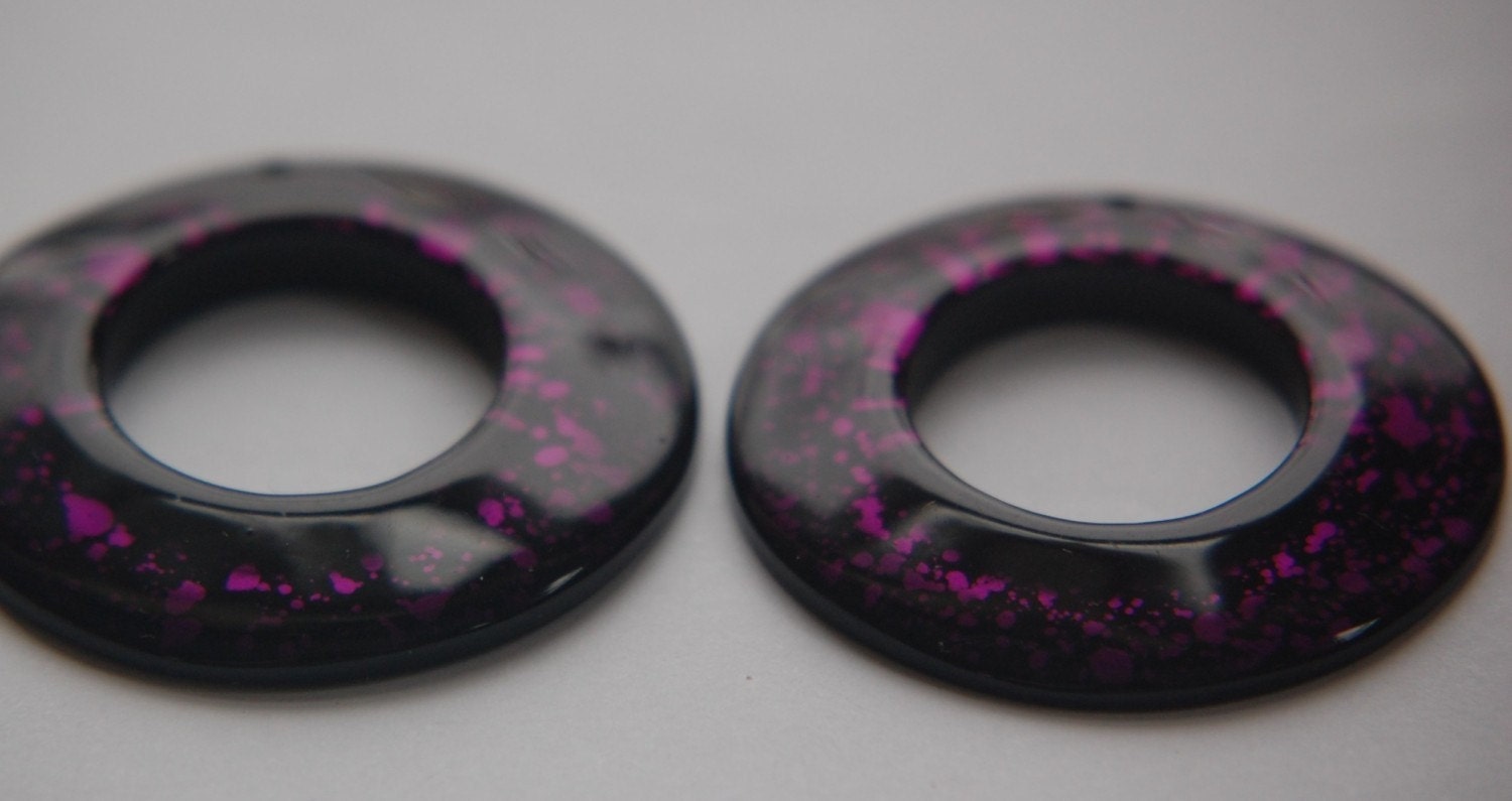 Vintage Retro Purple and Black Acrylic Round Pendant Hoops (2) pnd108