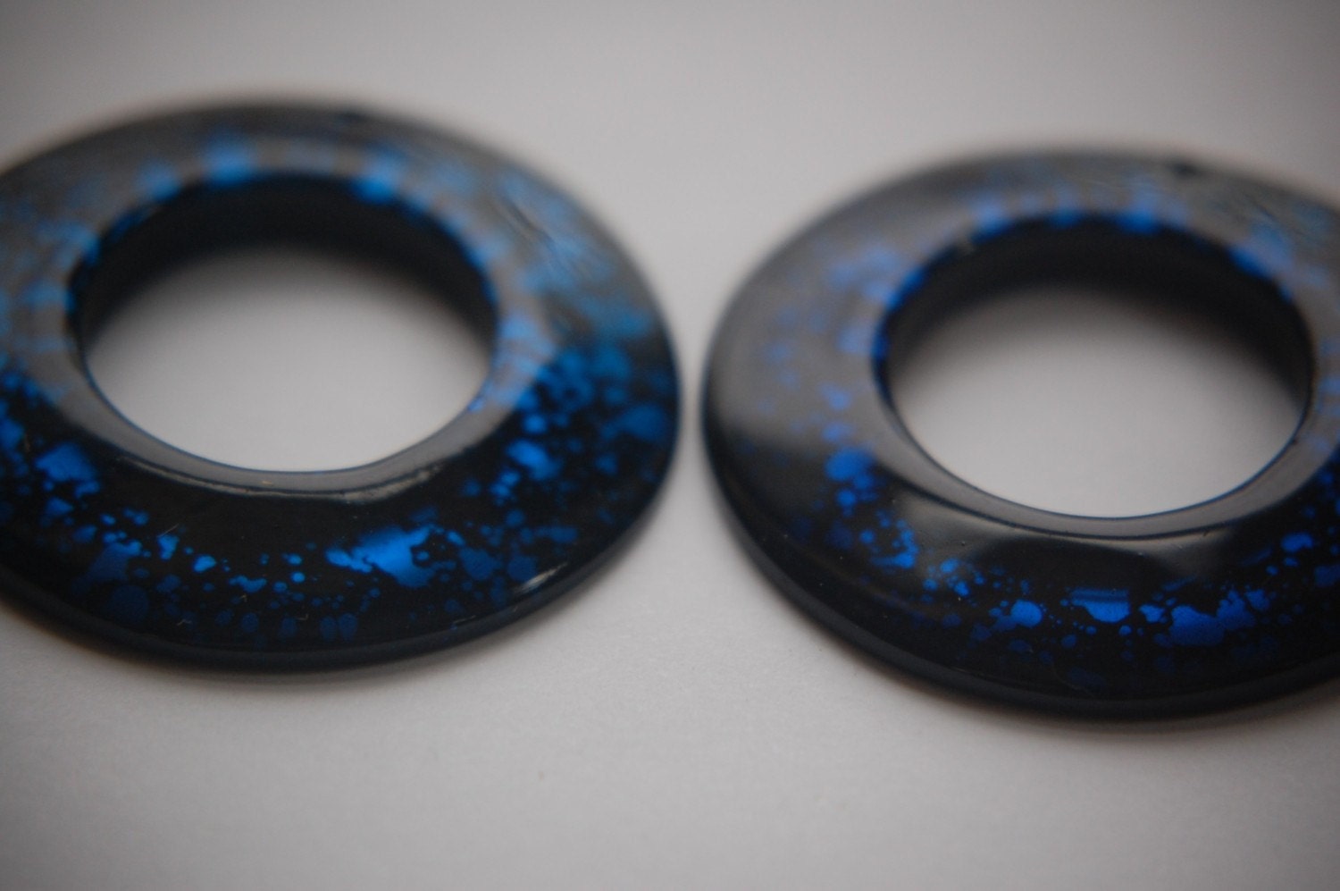 Vintage Retro Blue and Black Acrylic Round Pendant Hoops (2) pnd108A