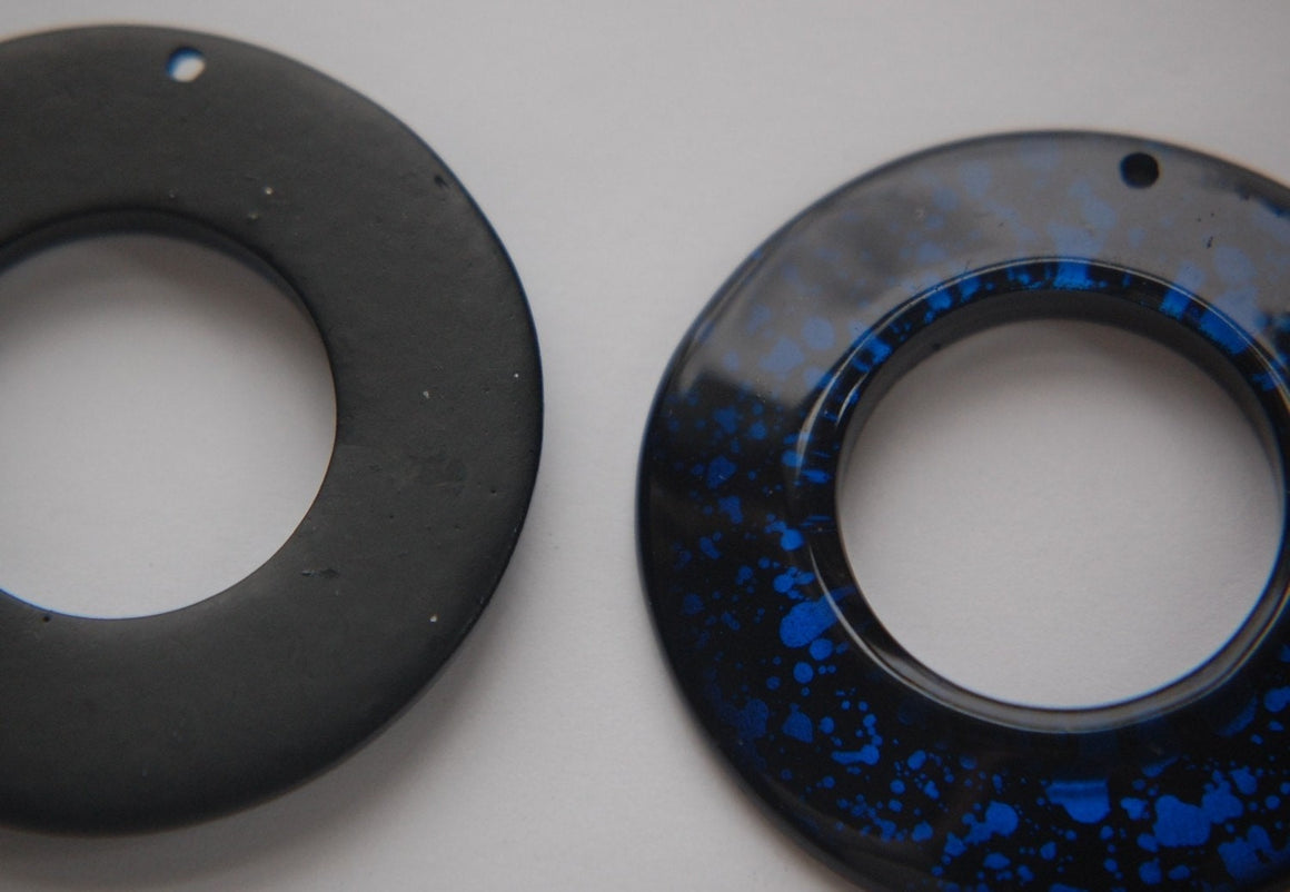 Vintage Retro Blue and Black Acrylic Round Pendant Hoops (2) pnd108A