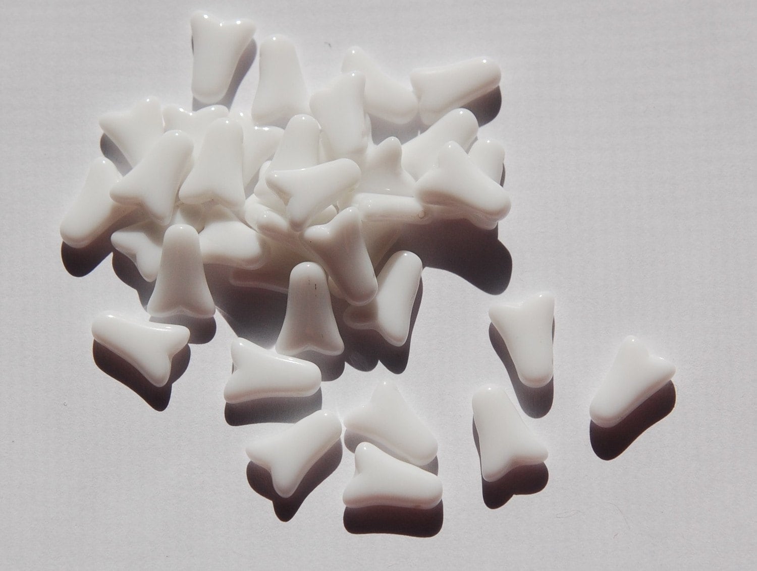 Vintage White Mod Tulip Glass Beads Germany grm048