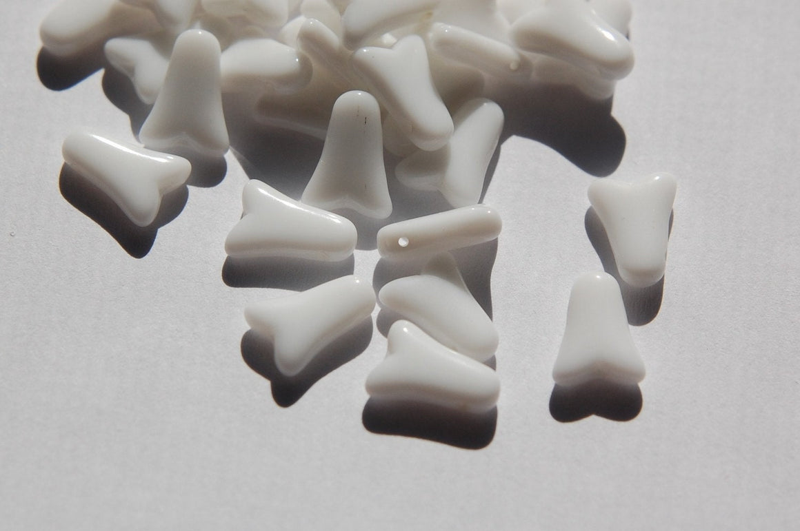 Vintage White Mod Tulip Glass Beads Germany grm048