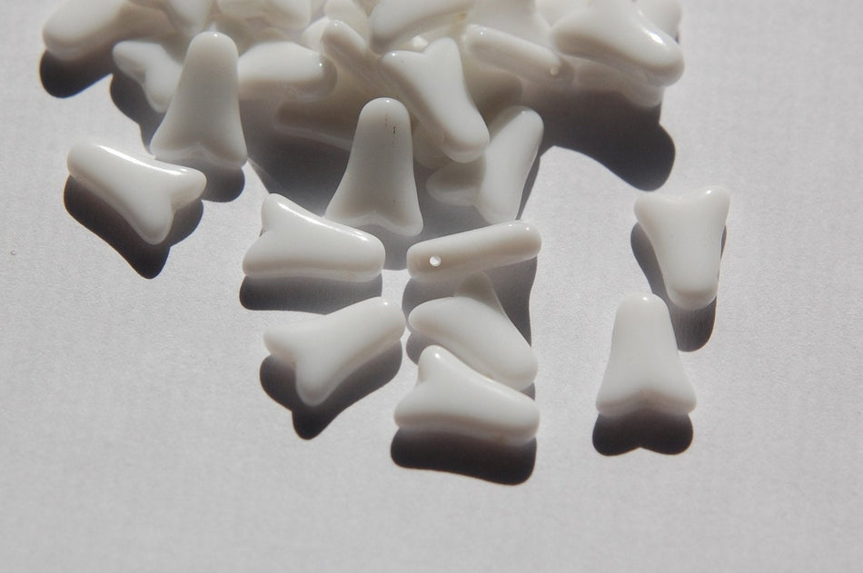 Vintage White Mod Tulip Glass Beads Germany grm048