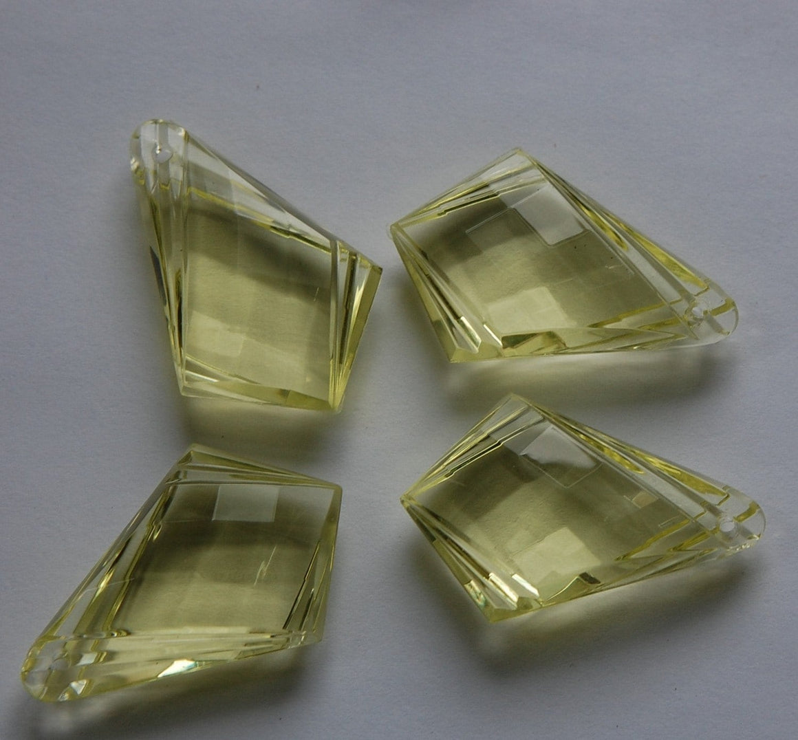 Vintage Faceted Yellow Acrylic Pendant (4) pnd030