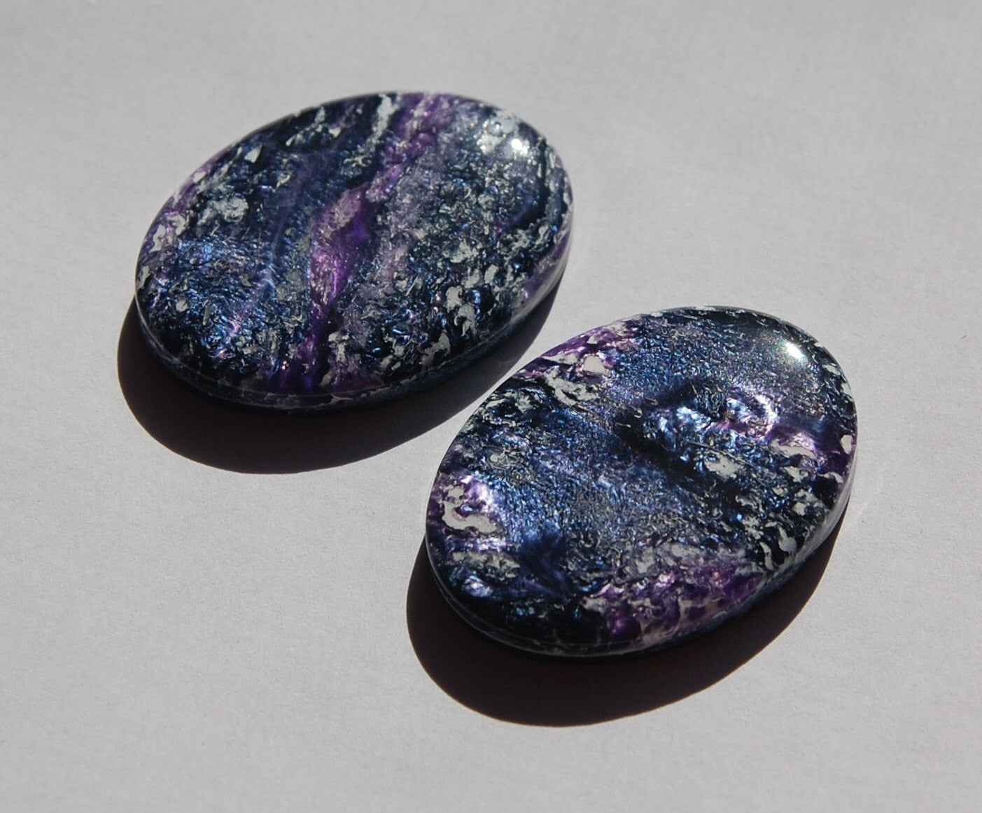 Vintage Metallic Shades of Purple with White 40x30mm Cabochon cab735G