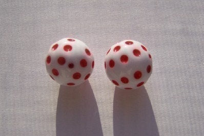 Vintage White with Red Polka Dot Lucite Beads 18mm bds436