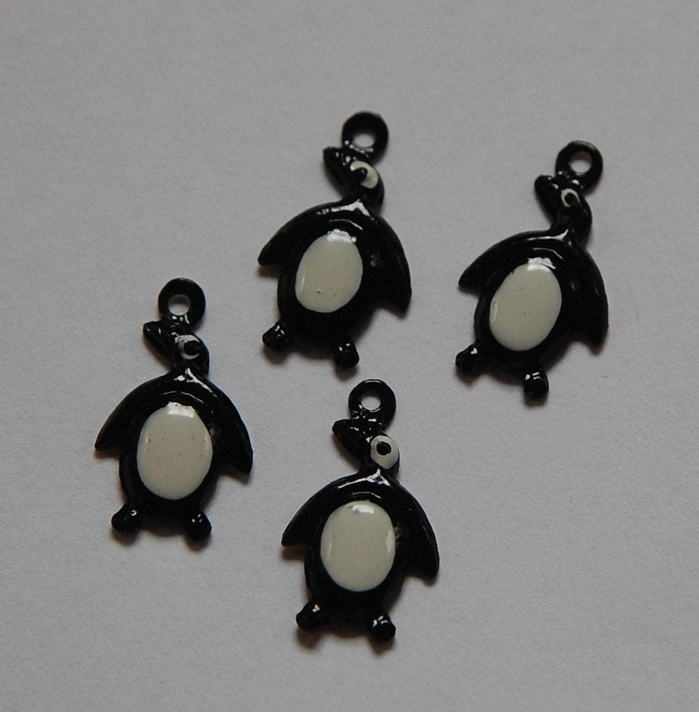 Vintage Enameled Penguin Charms 17mmx10mm (4) chr176C