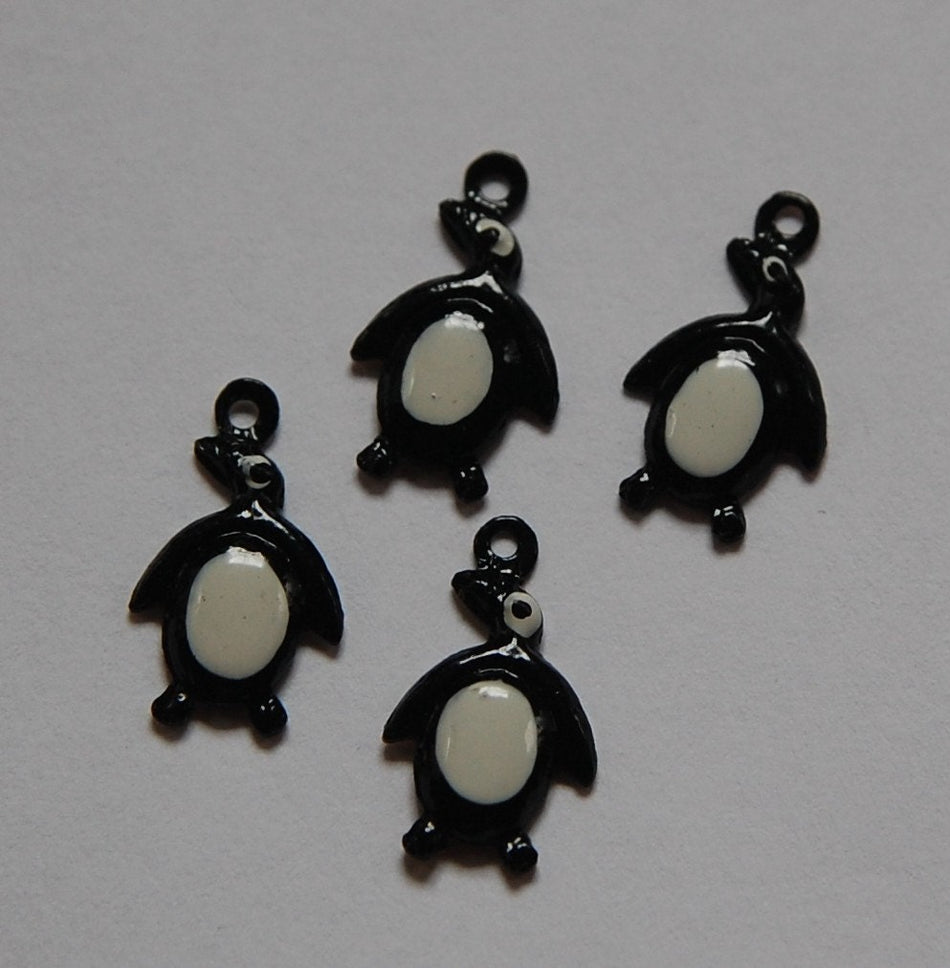 Vintage Enameled Penguin Charms 17mmx10mm (4) chr176C