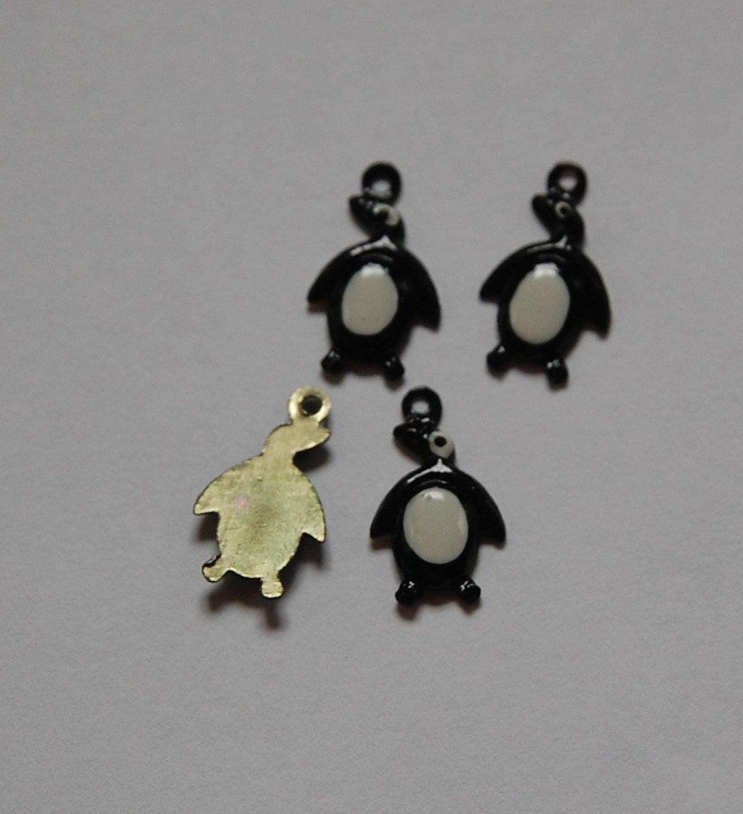 Vintage Enameled Penguin Charms 17mmx10mm (4) chr176C