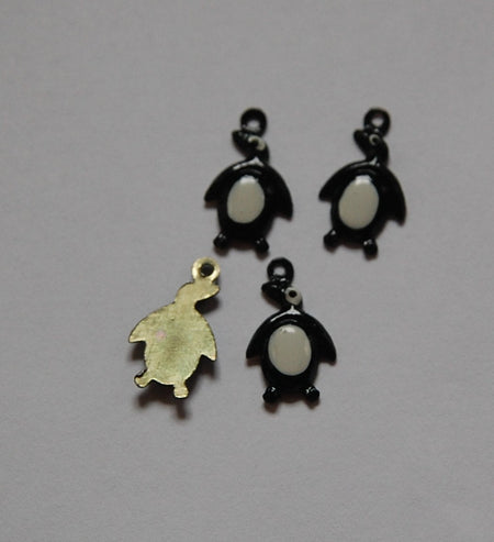 Vintage Enameled Penguin Charms 17mmx10mm (4) chr176C