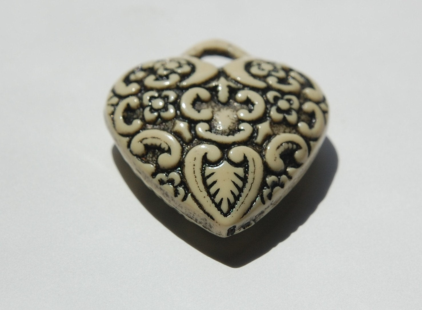 Antiqued Ivory with Black Etched Heart Pendant pnd071