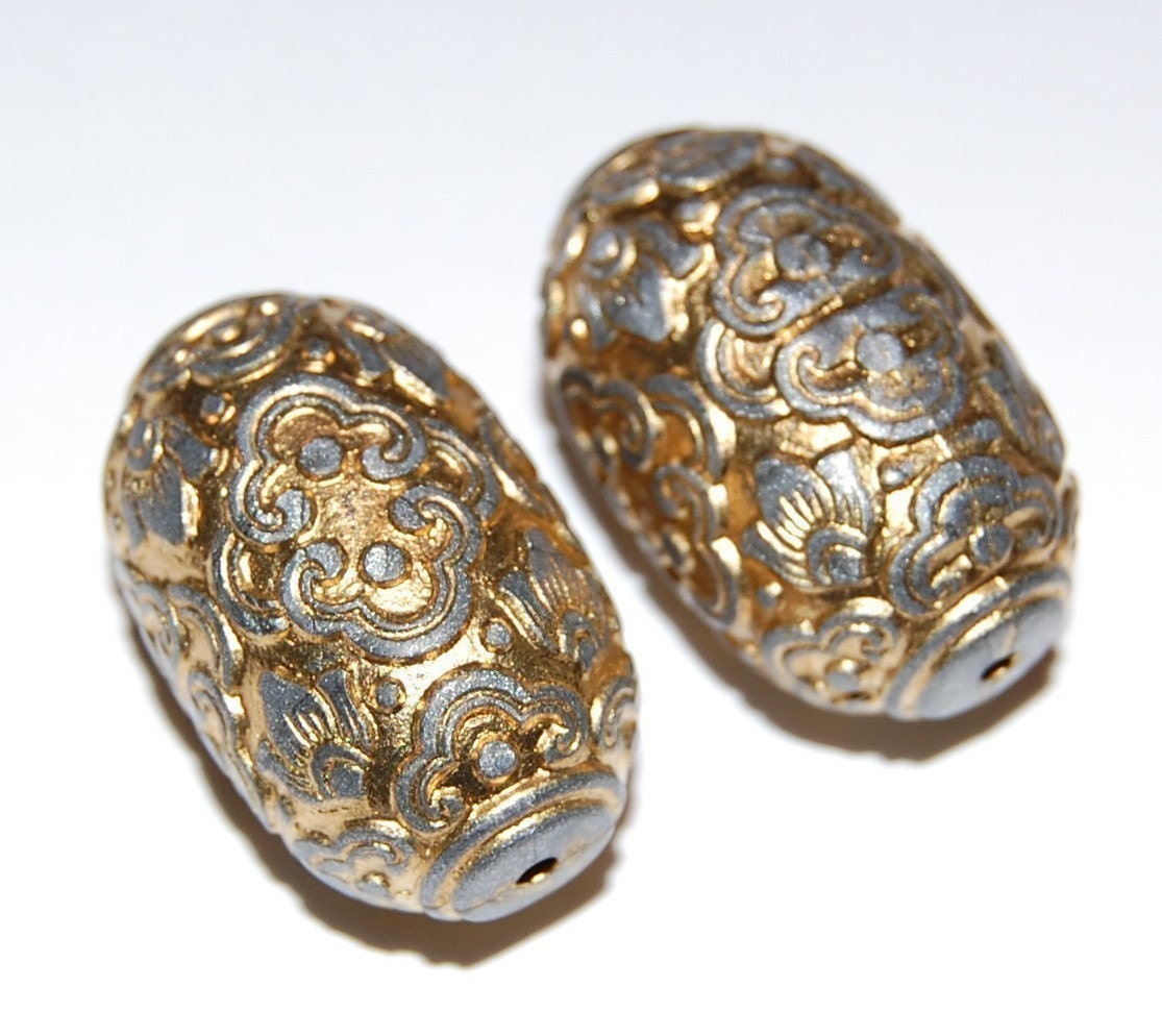 Vintage Ornate Carved Lucite Gold and Silver Carved Focal Beads 28mmx17mm (2) bds040A