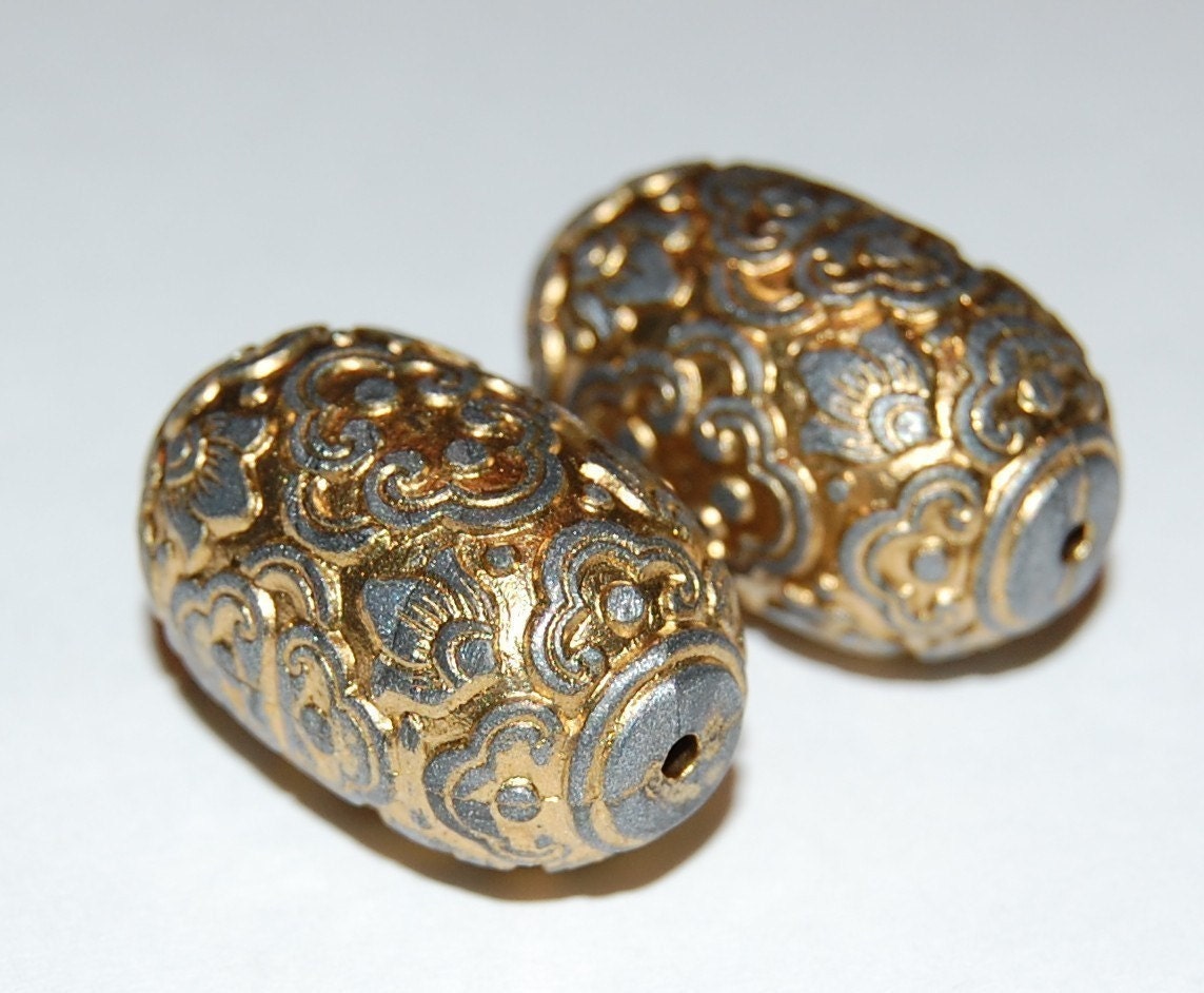 Vintage Ornate Carved Lucite Gold and Silver Carved Focal Beads 28mmx17mm (2) bds040A