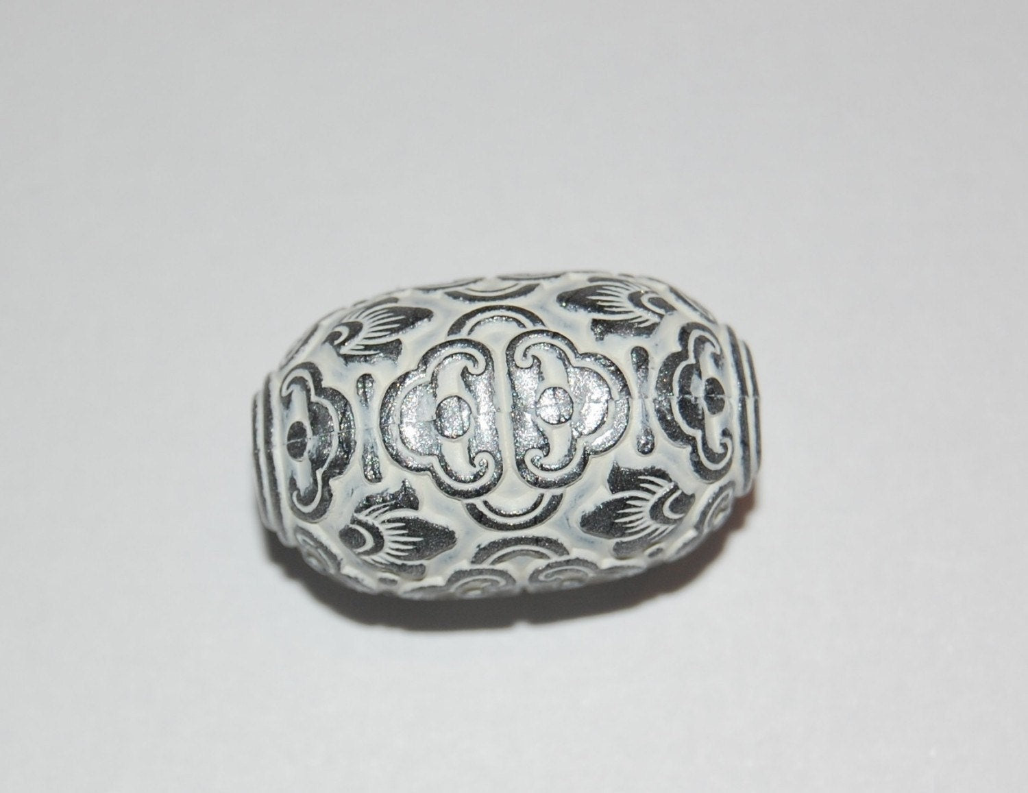 Vintage Ornate Carved Lucite Silver Grey and White Carved Lucite Focal Bead 28mmx17mm (2) bds040C