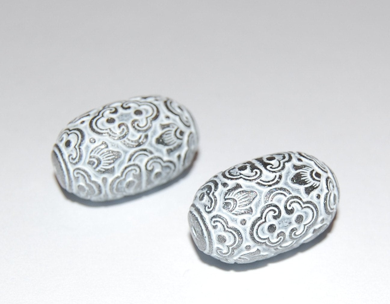 Vintage Ornate Carved Lucite Silver Grey and White Carved Lucite Focal Beads 22mmx14mm (2) bds040F