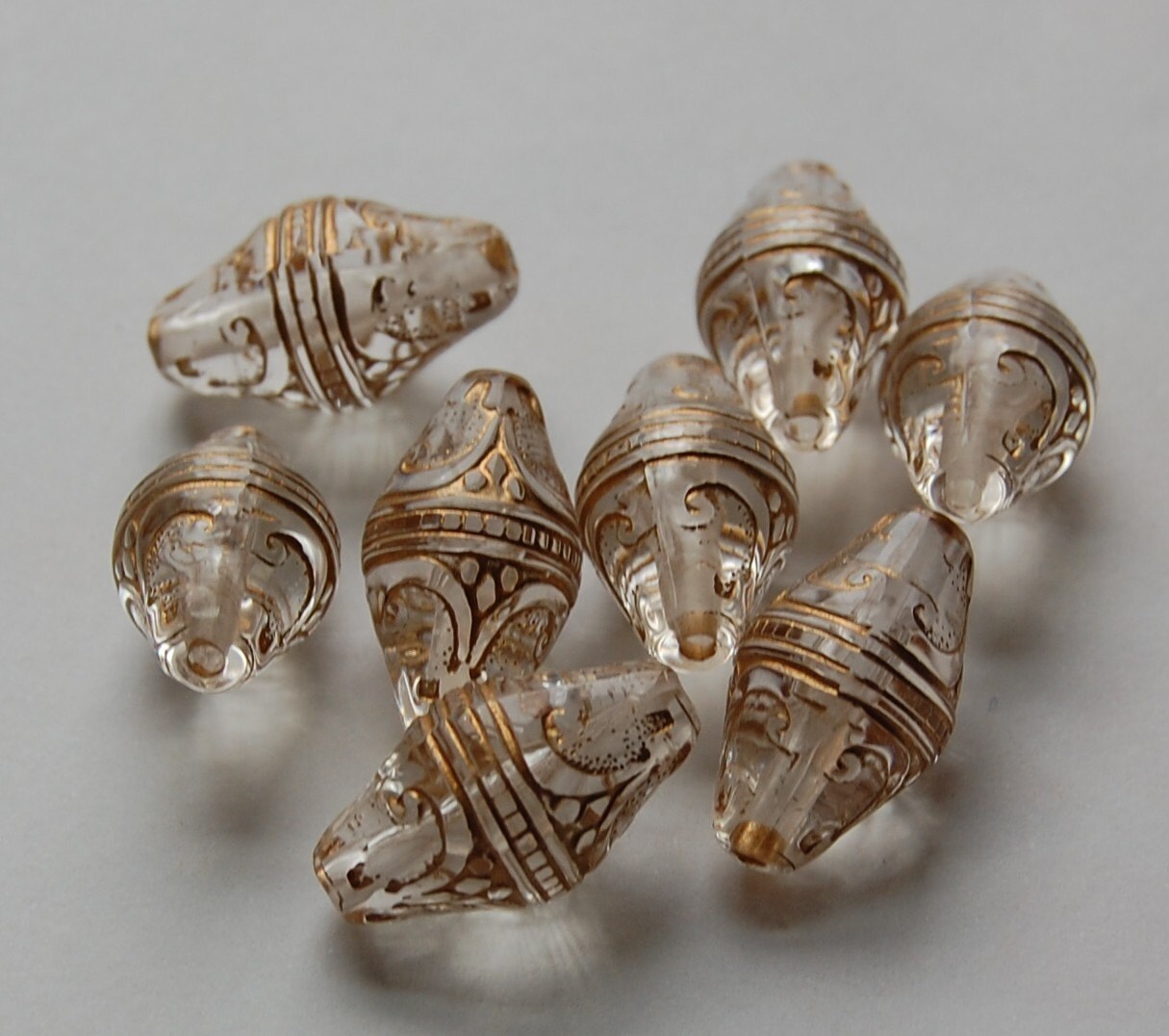 Vintage Style Acrylic Crystal Clear Etched Gold Details Beads (8) bds575A