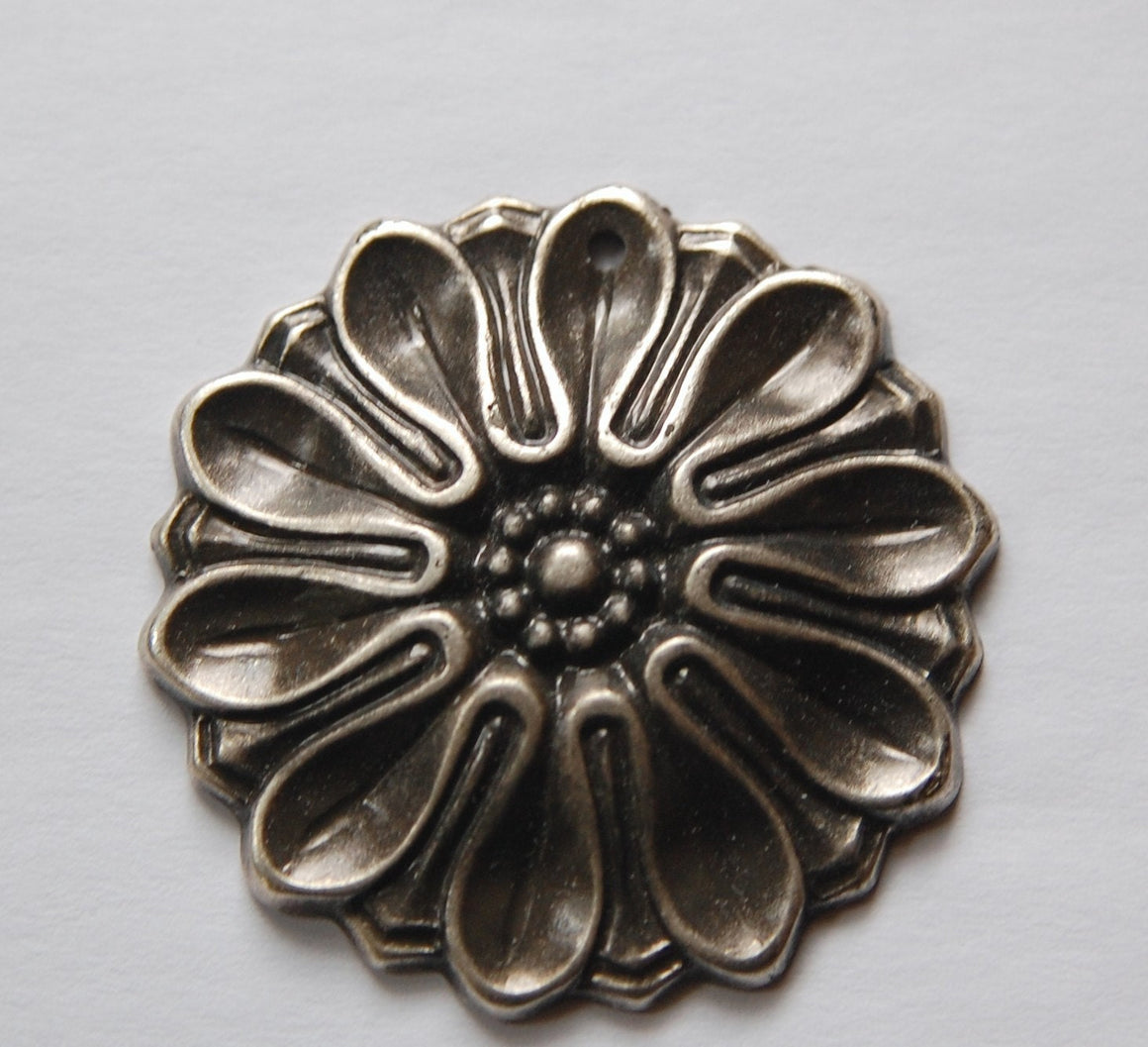 Vintage Antiqued Silver Plated Acrylic Flower Pendants pnd121