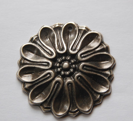 Vintage Antiqued Silver Plated Acrylic Flower Pendants pnd121