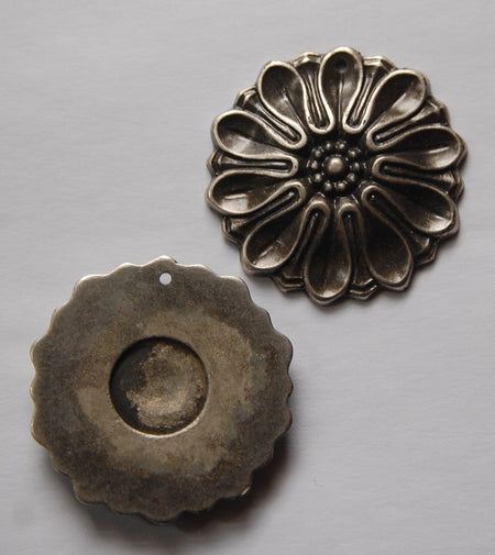 Vintage Antiqued Silver Plated Acrylic Flower Pendants pnd121