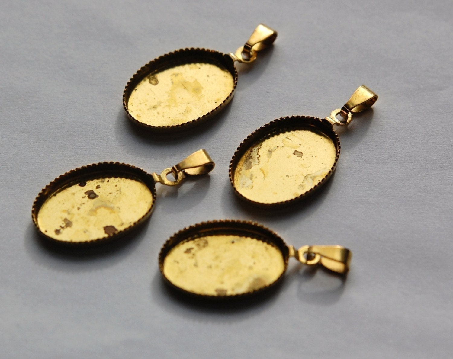 Vintage Raw Brass Serrated Edge Setting with Bale Pendant Charm mtl236