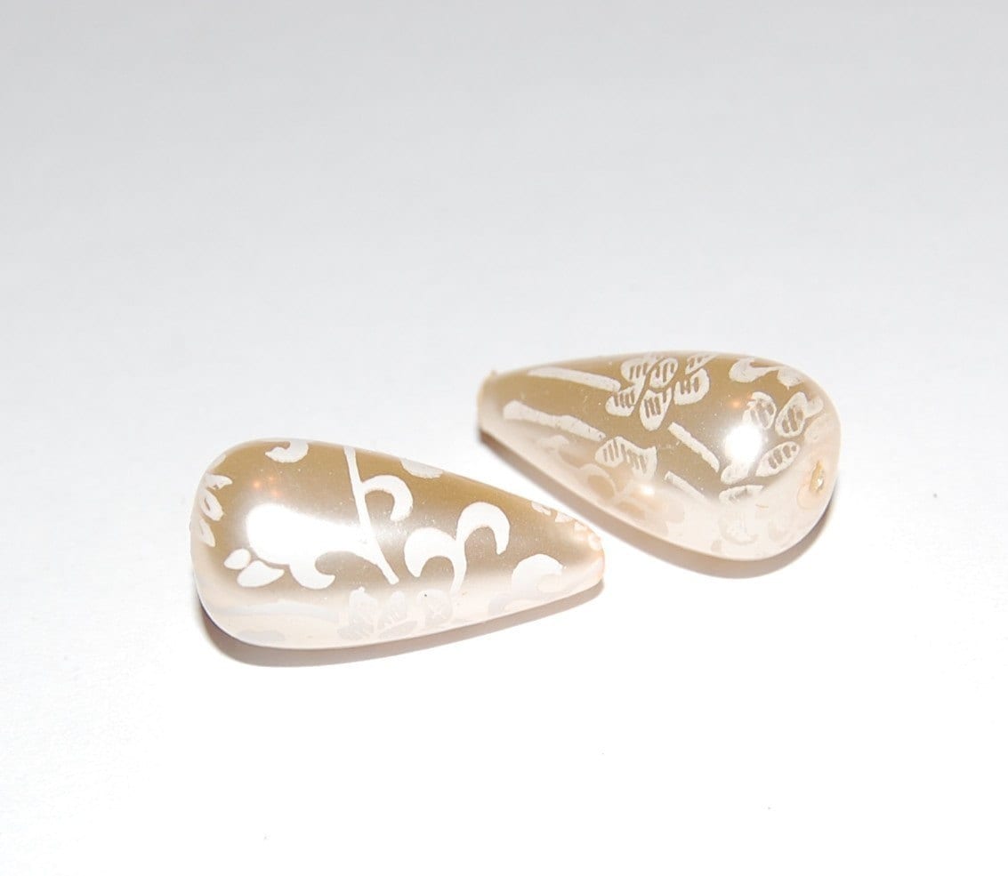 White on Cream Floral Lace Teardrop Tear Drop Beads bds146A
