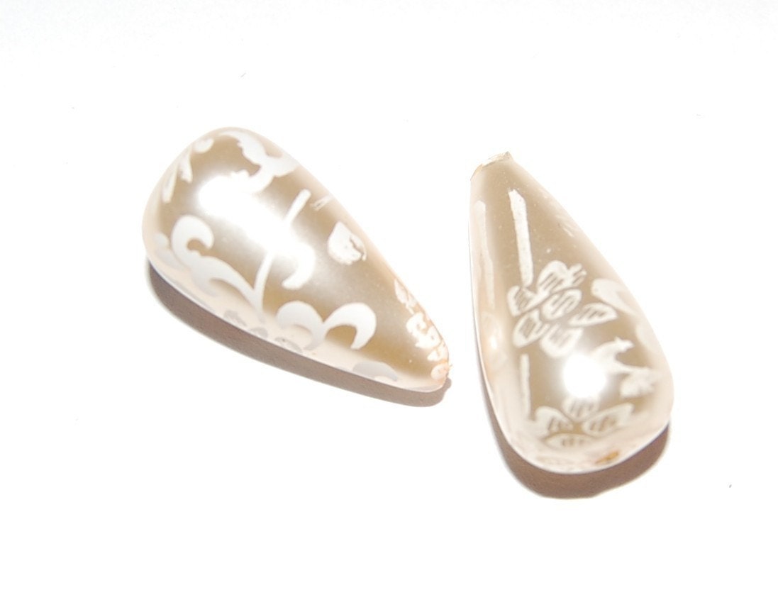 White on Cream Floral Lace Teardrop Tear Drop Beads bds146A