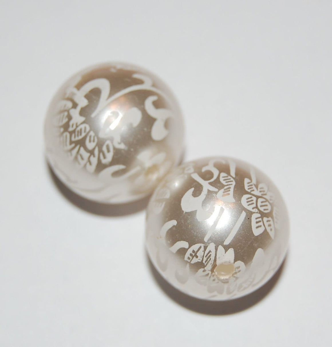 White on Cream Floral Lace Beads 18mm (2) bds149A