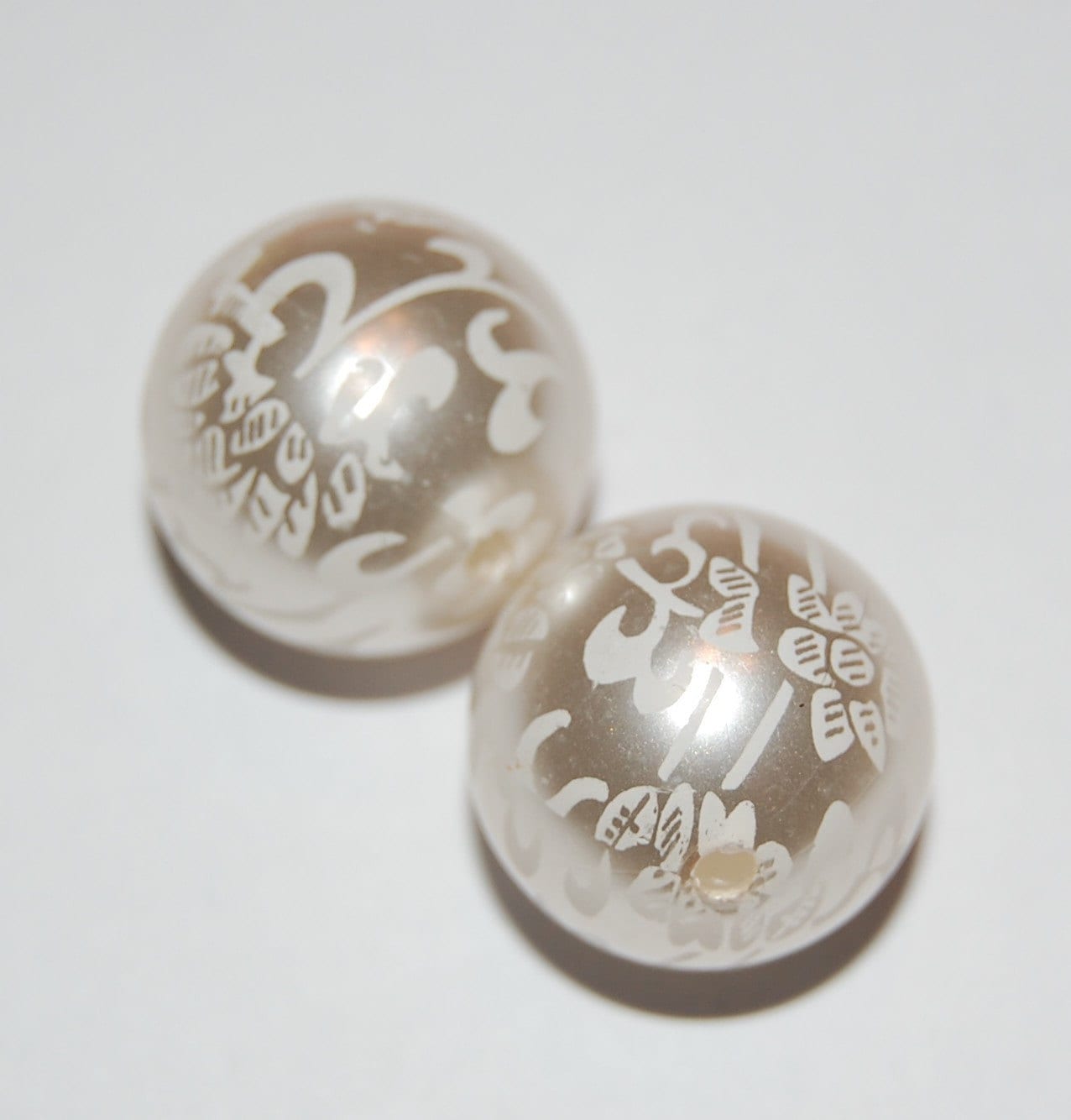 White on Cream Floral Lace Beads 18mm (2) bds149A