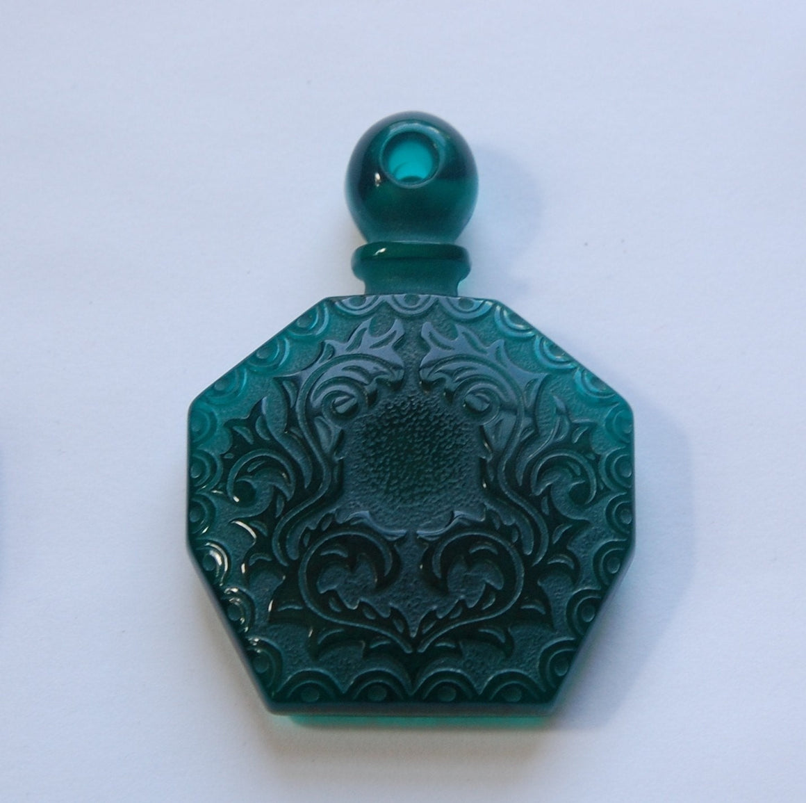 Vintge Emerald Green Etched Faux Perfume Lucite Bottle Pendant pnd064E